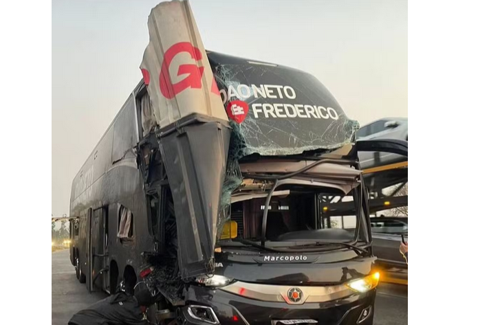 Imagem de compartilhamento para o artigo Ônibus da dupla sertaneja João Neto e Frederico se envolve em acidente em rodovia de Minas Gerais da MS Todo dia